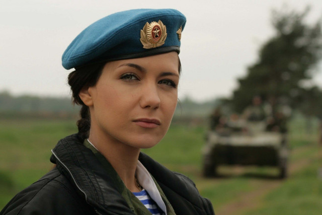Woman blue hat field jeep free wallpaper - medium preview image