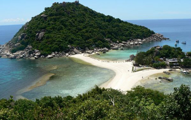 Small island sandy beach ocean free wallpaper - medium preview image