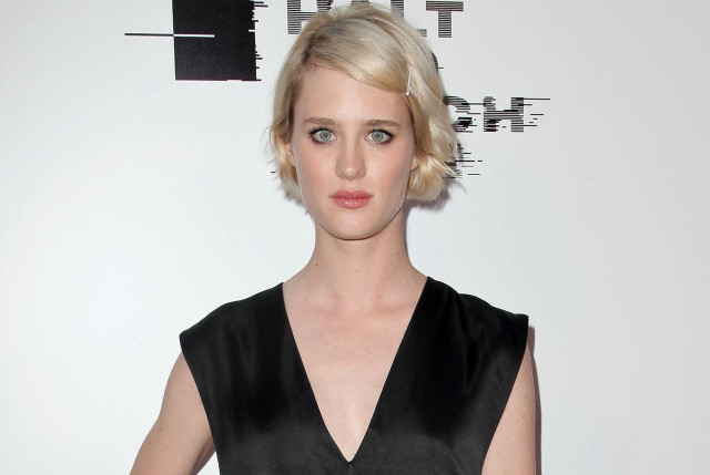 Woman black dress red carpet free wallpaper - medium preview image