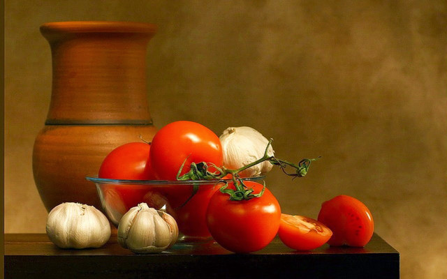Bowl tomatoes garlic vase tabletop free wallpaper - medium preview image