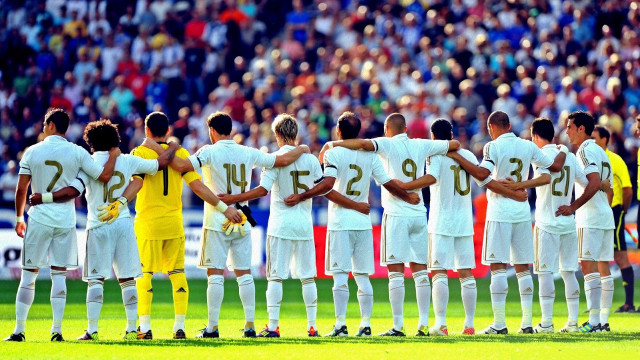 Soccer players line field crowd free wallpaper - medium preview image