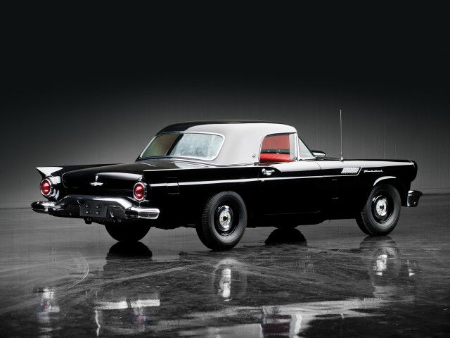 Classic car black white reflection #2 free wallpaper - medium preview image