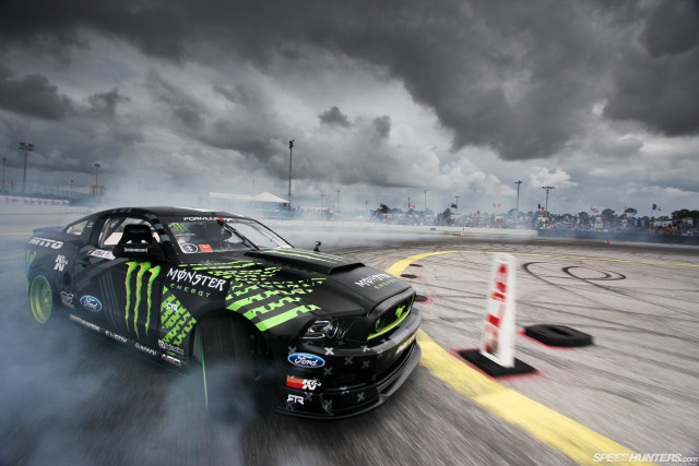 Car driving track smoke cloudy free wallpaper - medium preview image