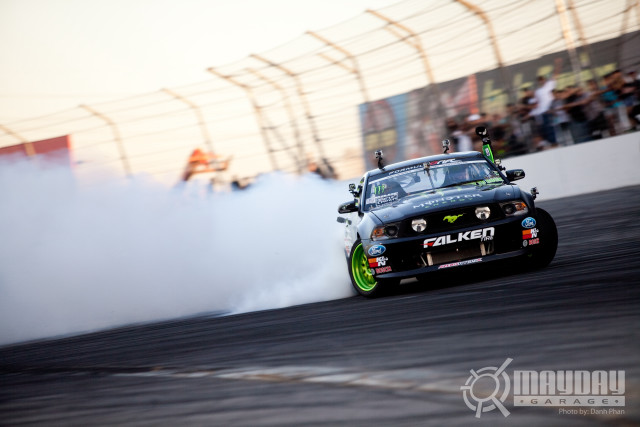 Car smoke exhaust track crowd free wallpaper - medium preview image
