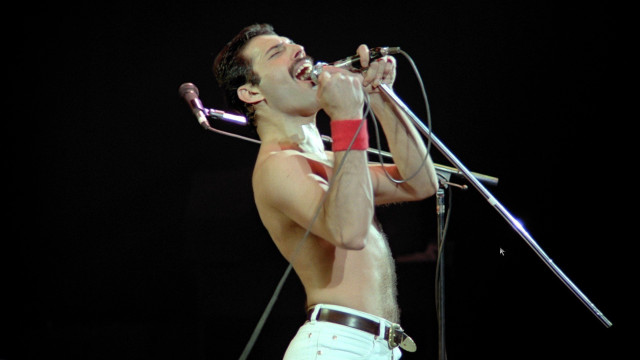 Man singing microphone shirtless performance free wallpaper - medium preview image