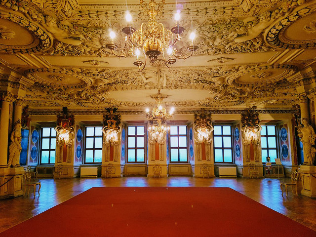 Large room red carpet chandelier free wallpaper - medium preview image