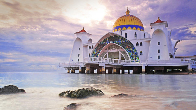 Large white building yellow dome free wallpaper - medium preview image