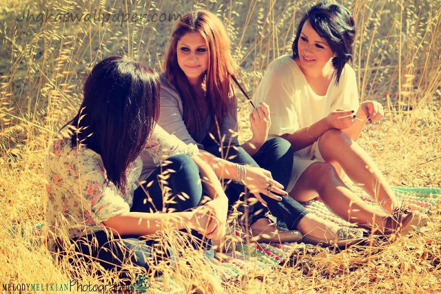 Girls field grass cell phones free wallpaper - medium preview image