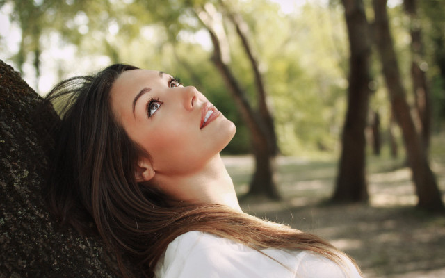 Woman looking up sky leaning free wallpaper - medium preview image