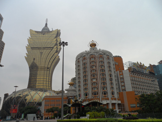 Large building giant statue front free wallpaper - medium preview image