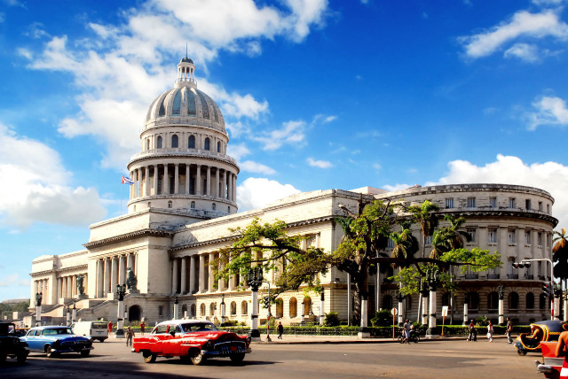 Large building dome flag cars free wallpaper for desktop - medium preview image