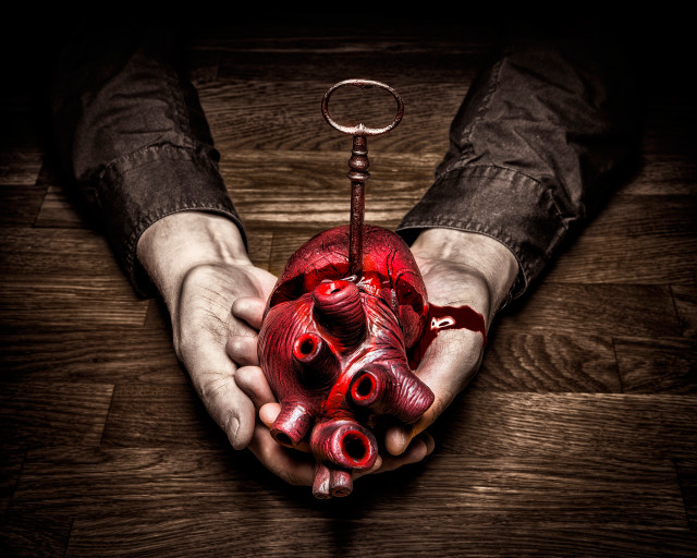 Person holding heart skeleton key free wallpaper - medium preview image