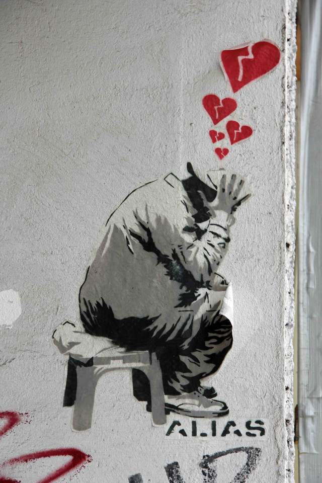 Graffiti man bench heart balloon free wallpaper - medium preview image