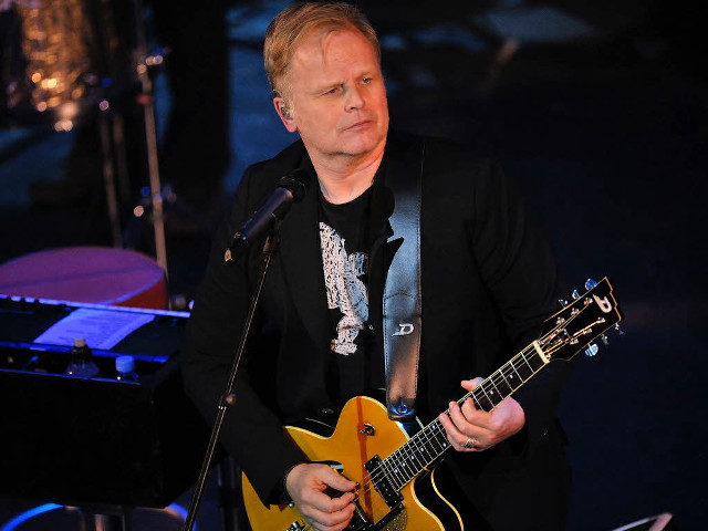 Man guitar microphone background performance free wallpaper - medium preview image
