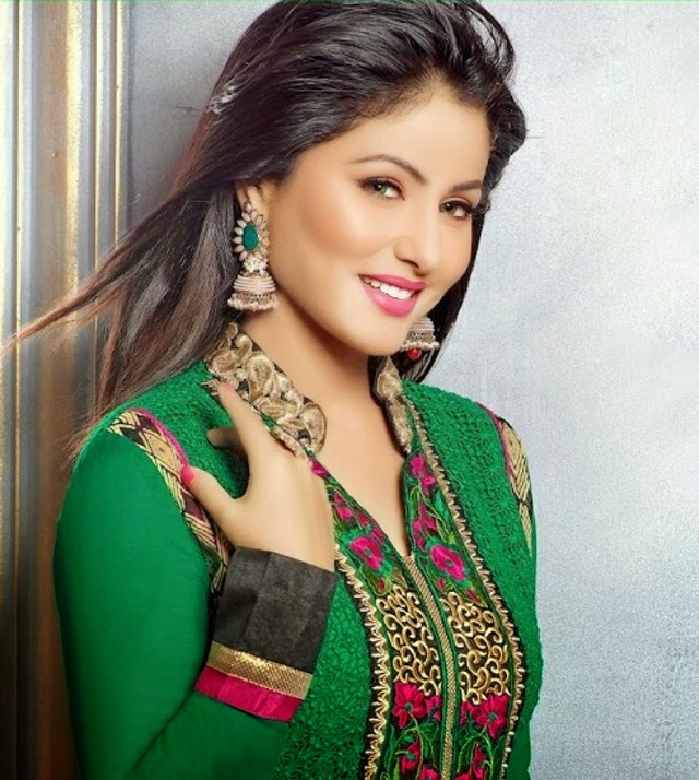 Woman green dress ponytail earrings free wallpaper - medium preview image