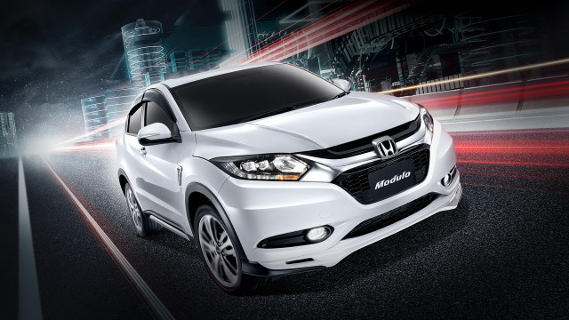 White car city night blur #2 free wallpaper - medium preview image