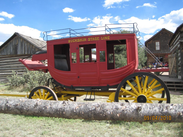 Red yellow carriage field log free wallpaper - medium preview image