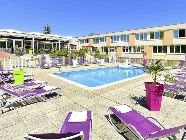 Swimming pool lounge chairs fountain free wallpaper - medium preview image