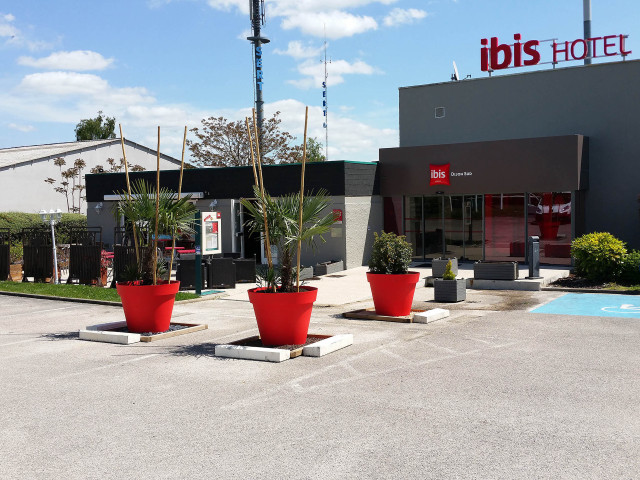 Building red planters blue sky free wallpaper - medium preview image