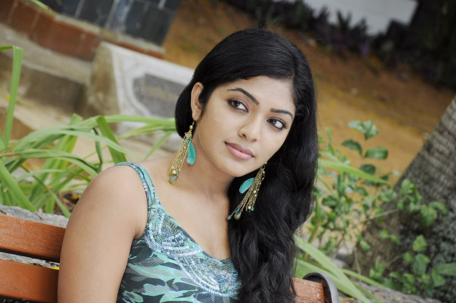 Woman bench green dress earrings free wallpaper - medium preview image