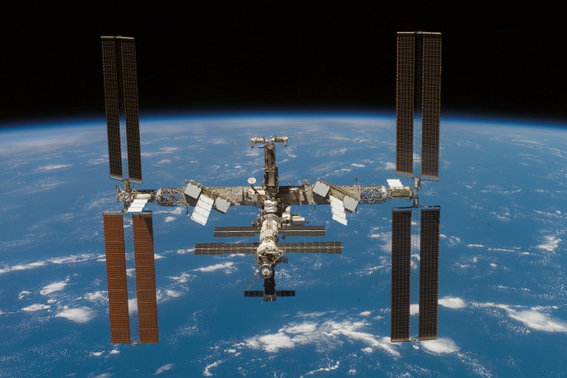 Space station earth view shuttles #3 free wallpaper - medium preview image