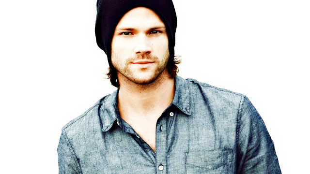 Man hat shirt smiling camera free wallpaper - medium preview image