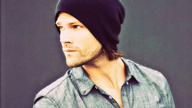 Man hat looking away serious free wallpaper - medium preview image