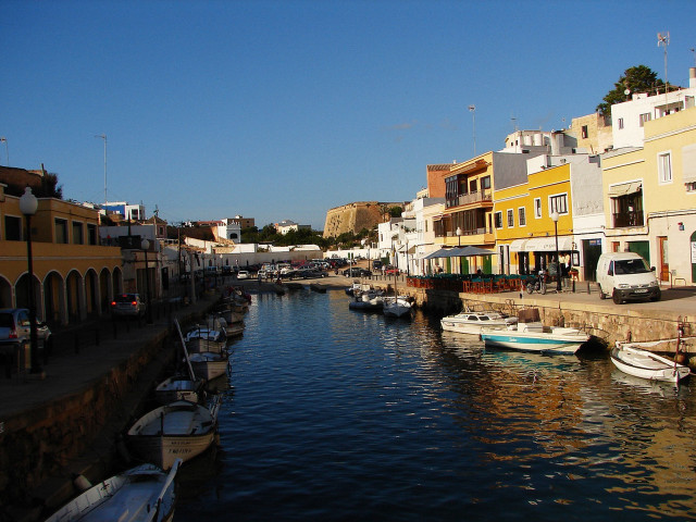River boats buildings bus parked free wallpaper - medium preview image