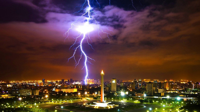 Lightning bolt city night skyline free wallpaper - medium preview image