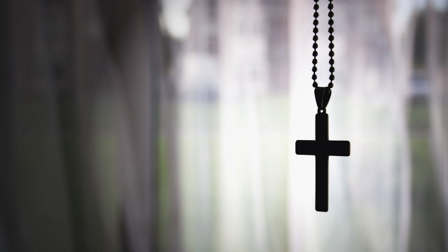Black cross chain window sill free wallpaper - medium preview image