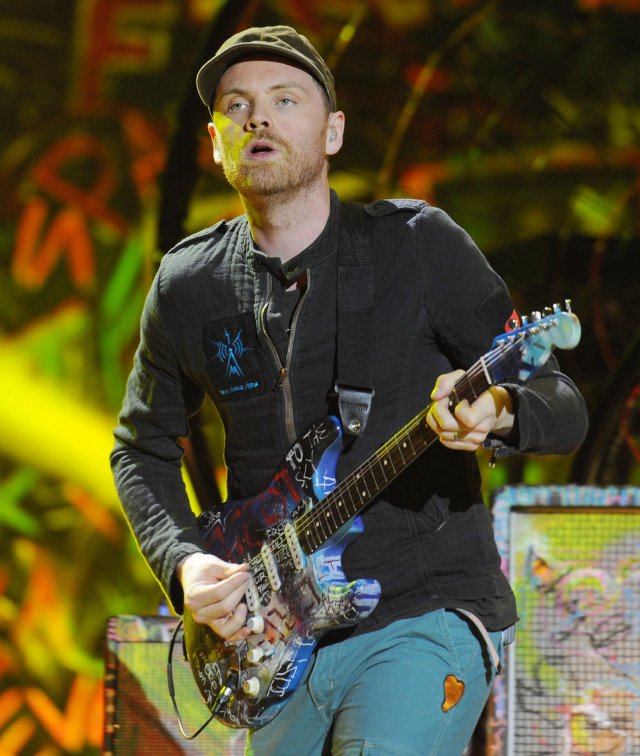 Man hat playing guitar stage free wallpaper - medium preview image