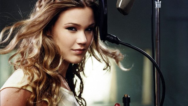 Woman long hair microphone holding free wallpaper - medium preview image