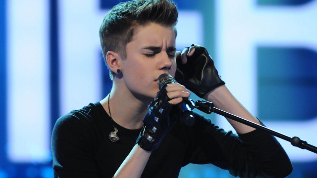 Young man microphones tachisme beautiful free wallpaper - medium preview image