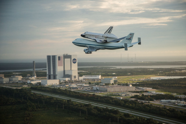 Space shuttle over city matte free wallpaper - medium preview image