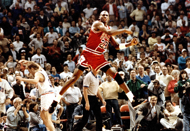 Man red uniform jumping dunk free wallpaper - medium preview image