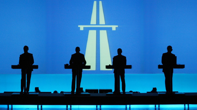 Group people blue screen highway free wallpaper - medium preview image