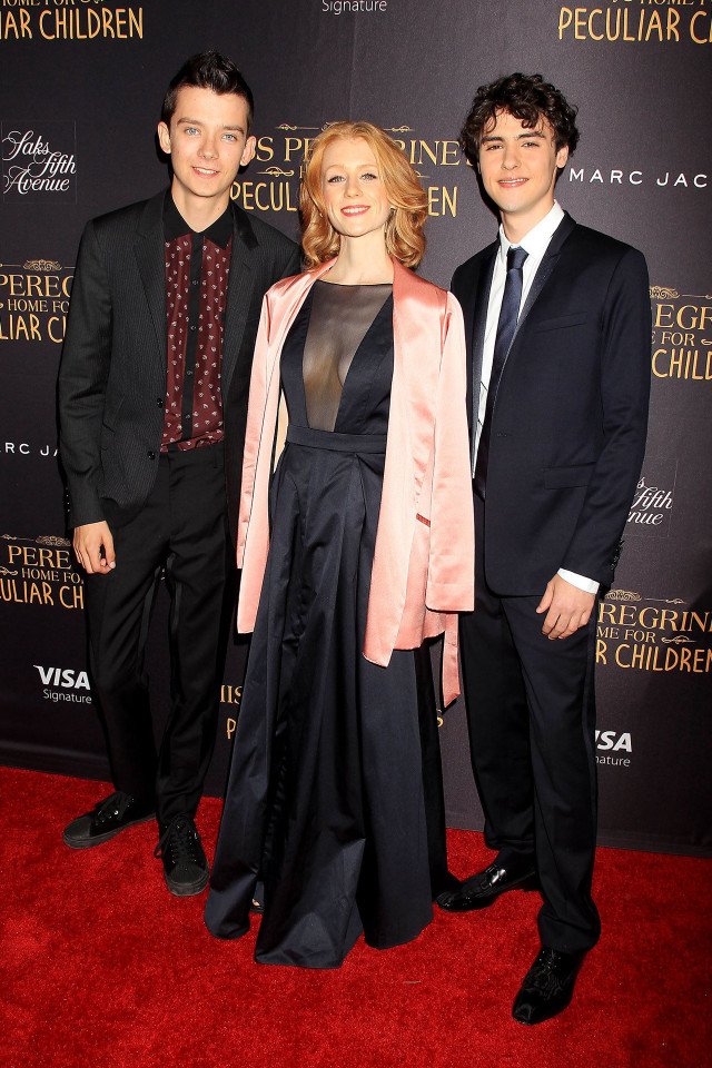 Couple red carpet movie event free wallpaper - medium preview image