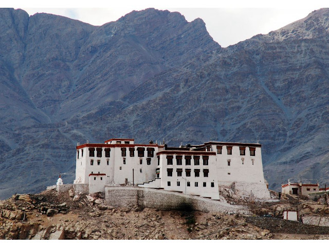 Large white building mountain range free wallpaper - medium preview image