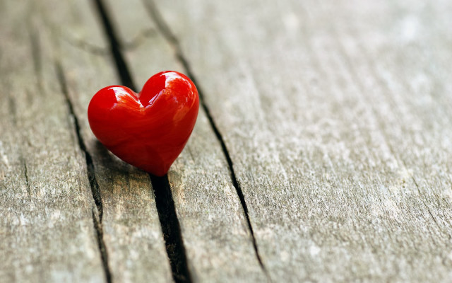 Red heart wooden table shadow free wallpaper - medium preview image