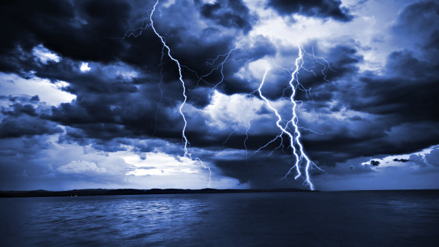 Storm ocean lightning sky hitting free wallpaper - medium preview image
