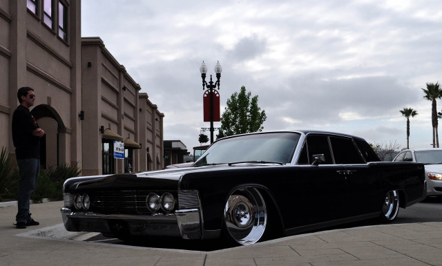 Black car parked road building #3 free wallpaper - medium preview image