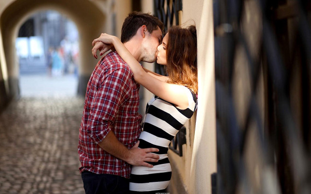 Man woman kissing alleyway brick #2 free wallpaper - medium preview image