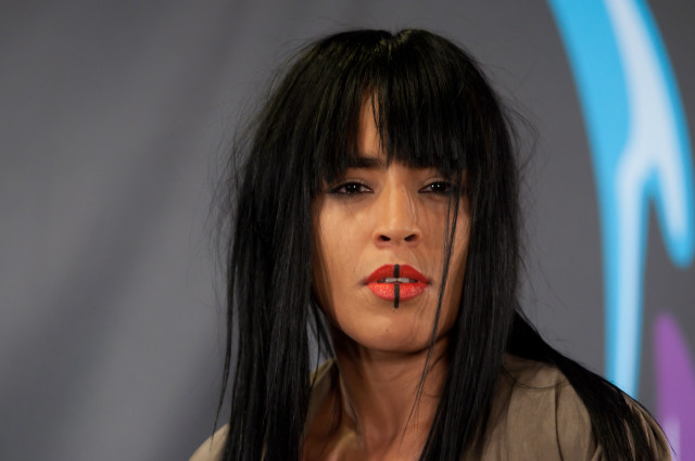 Araceli gilbert asian woman blurry free wallpaper - medium preview image