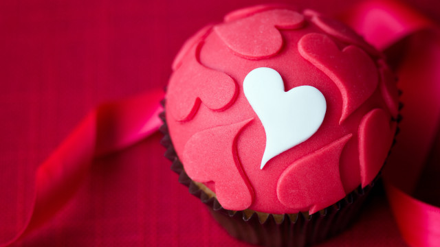 Cupcake heart red tablecloth pink free wallpaper - medium preview image