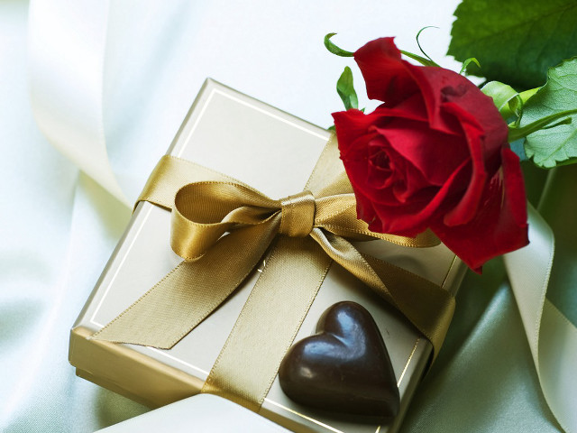 Rose chocolate hearts gift box free wallpaper - medium preview image