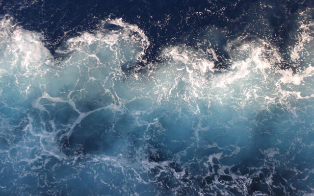 Large body of water waves free wallpaper - medium preview image