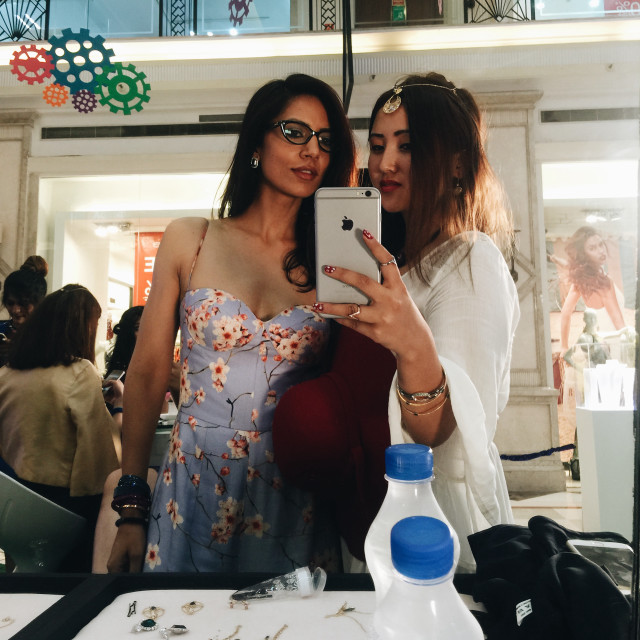 Fashion show mirror selfie two free wallpaper - medium preview image