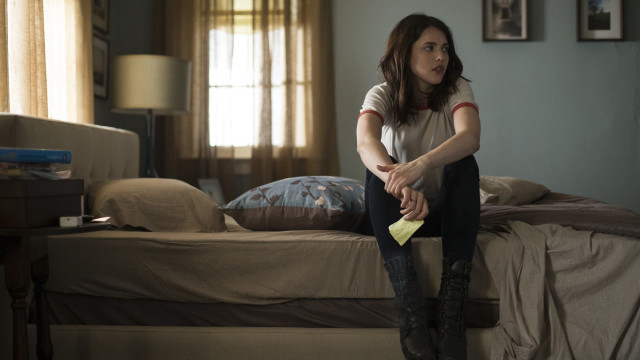 Woman sitting bed yellow sponge free wallpaper - medium preview image