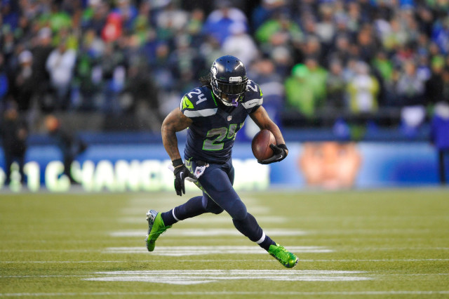 Football player running ball crowd #4 free wallpaper - medium preview image