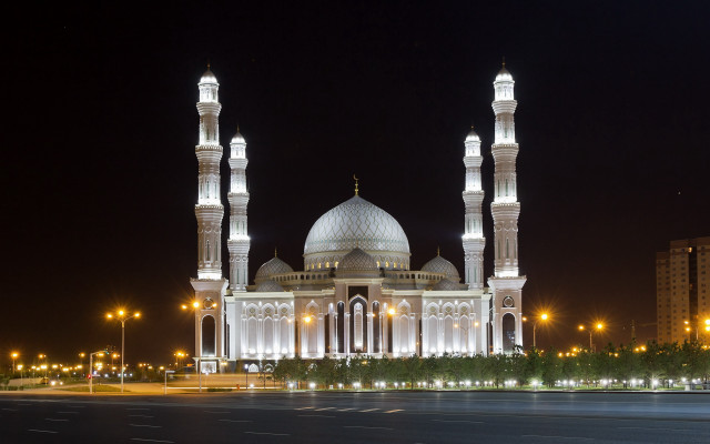 Large white building dome minarets free wallpaper - medium preview image